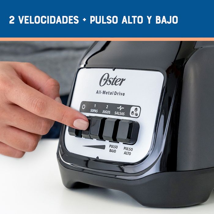 Licuadora Oster® con vaso de vidrio y dos velocidades más pulso BLSTKAGWPB